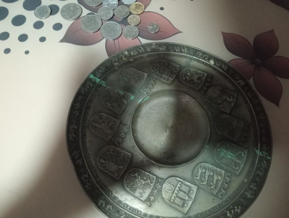 Monezi vechi ceas vechi și un zodiac vechi