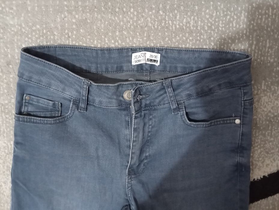 Vând blugi diferite culori.