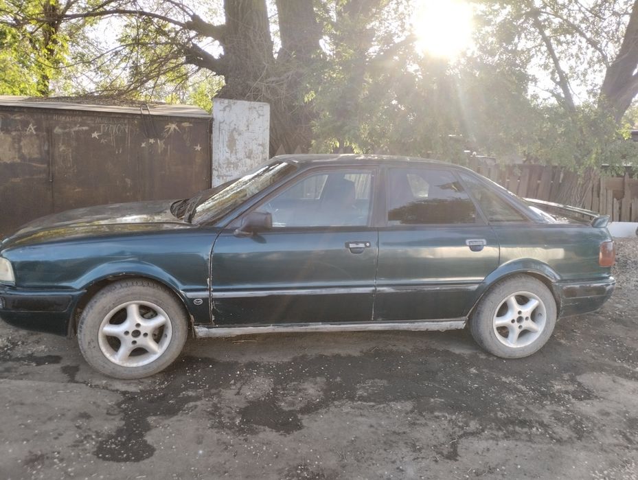 Машина Ауди 80 б4
