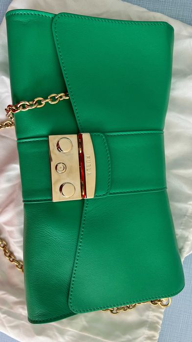 Furla в неустоим летен цвят