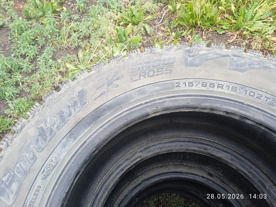 Продам комплект резины на 215/65/16