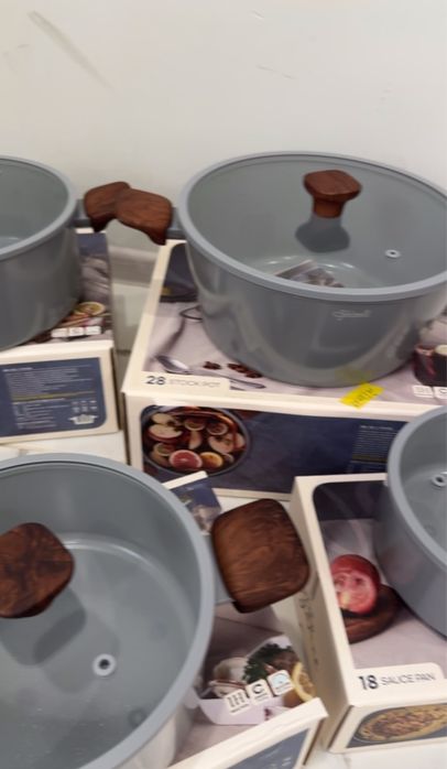 Продается фрвнцускмй бренд набор кастрюли