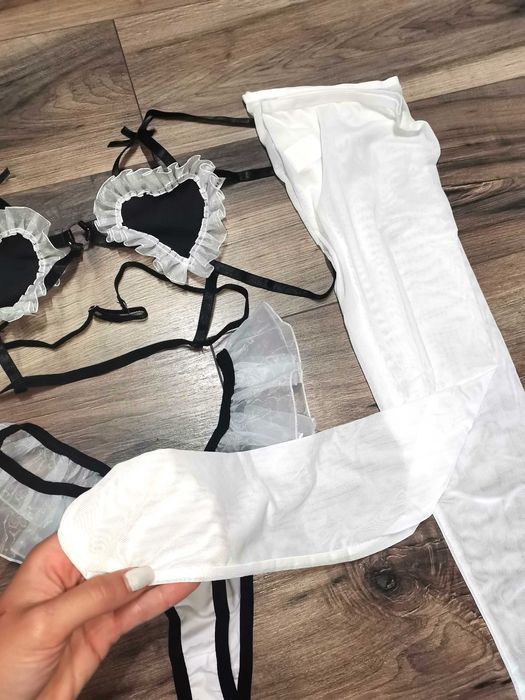 Секси костюм със сърца и дълги бели чорапи дателен бельо