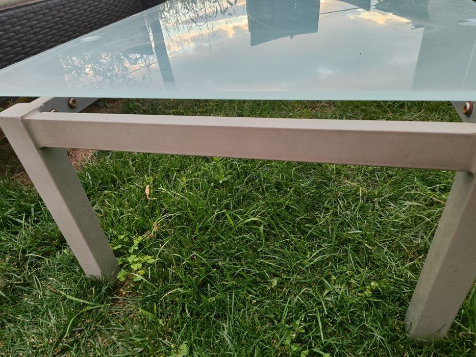 Стъклена маса за хол или градина