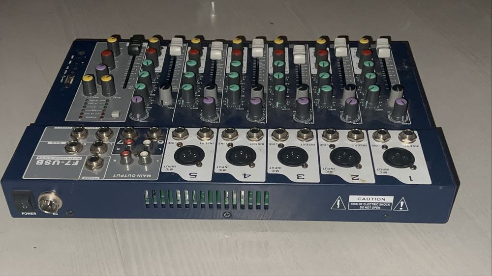 Микшер , пульт