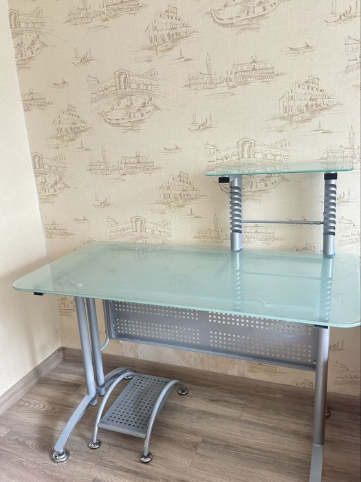 Стеклянный стол