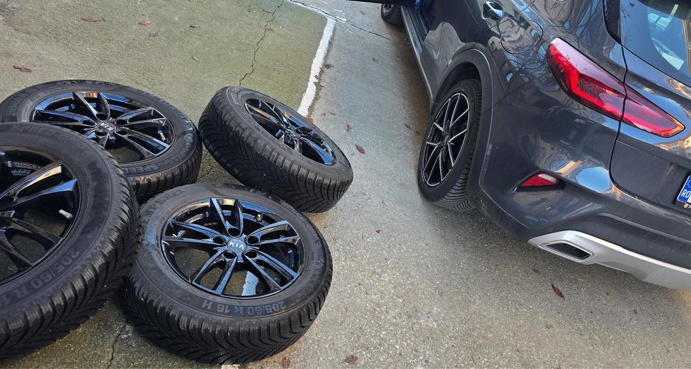 Set complet jante originale si anvelope de iarna Kia Xceed 205/60/R16  5x114.3  ET40 ∅67.1  6.5Jx16 H2  DOT 26/24