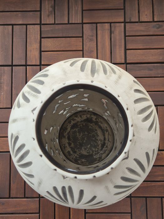 Бяла керамична ваза