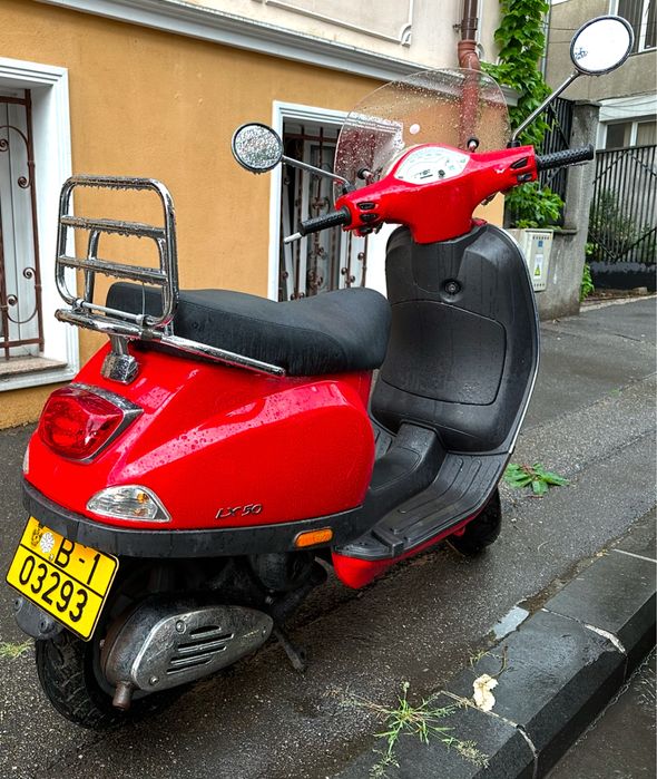 Scuter Piaggio Vespa LX-50 rosu, cu kit Mallossi fara limitator (70 km/h), topcase si parbriz