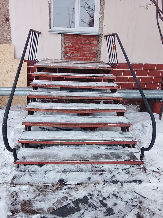 Продам металлическое крыльцо с площадкой