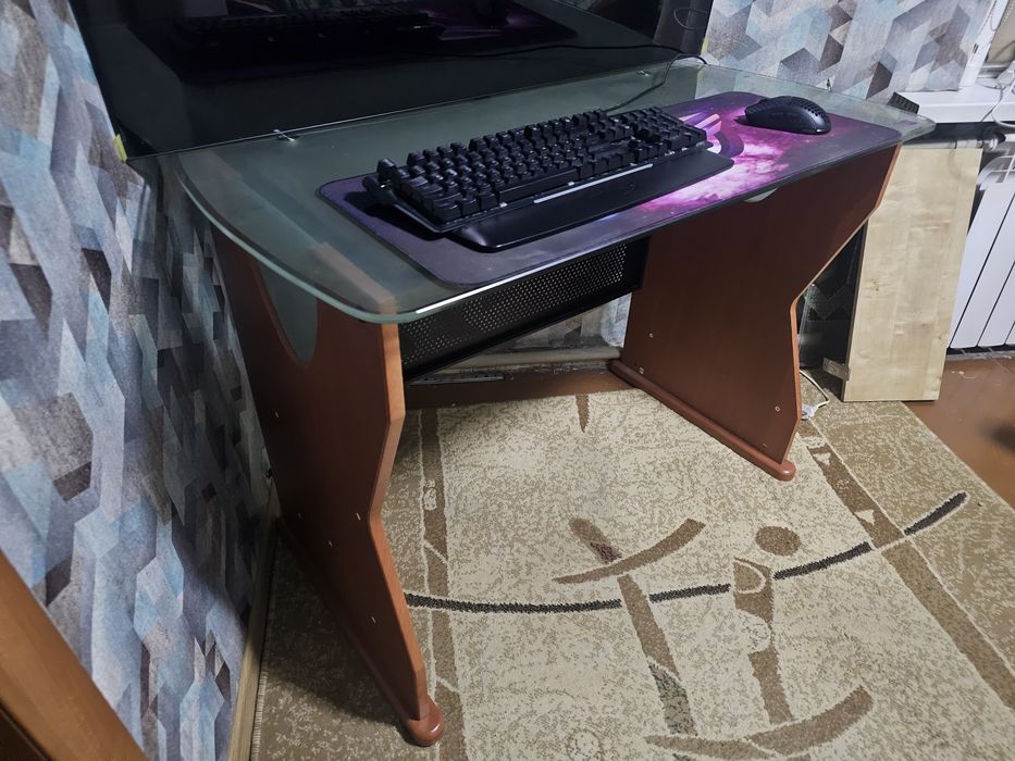 Продам компьютерный стол