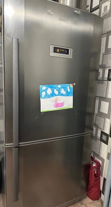 Продам большой холодильник