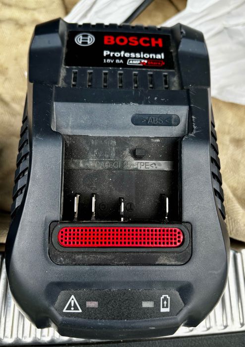 Зарядно Bosh Professional 18V 8Ah + 2 Батерии  Бош 18V 5 Ah