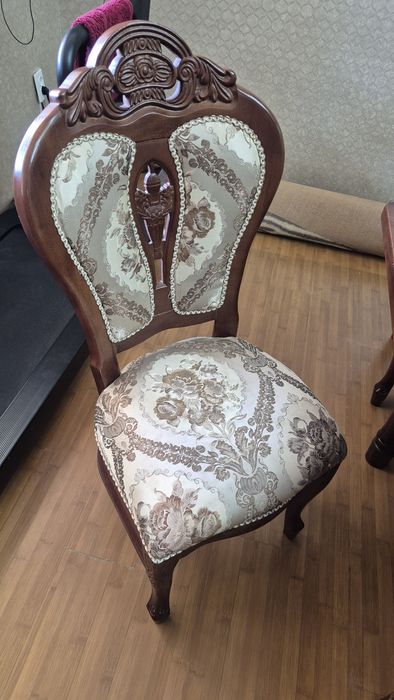 Стол для гостинной