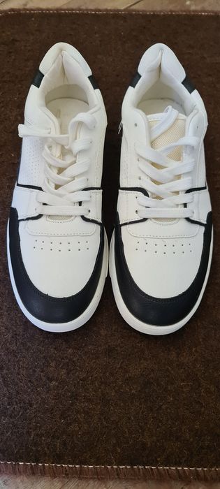 Vand doua perechi pantofi sport