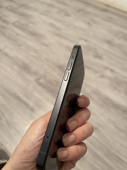 Продам телефон Айфон 12