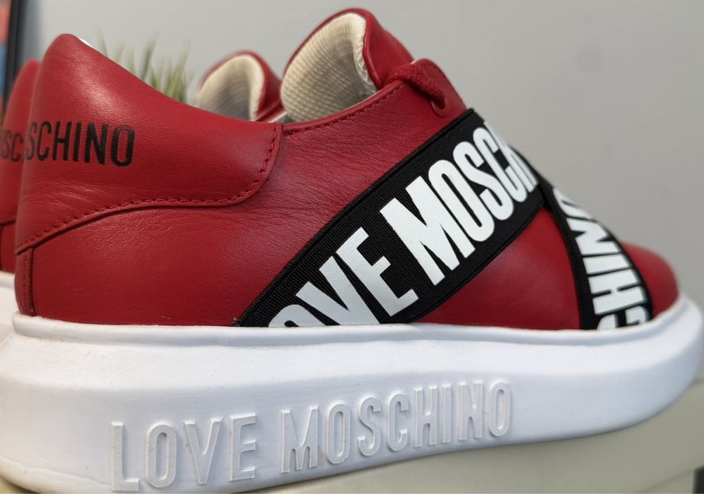 Сникърси Love Moschino