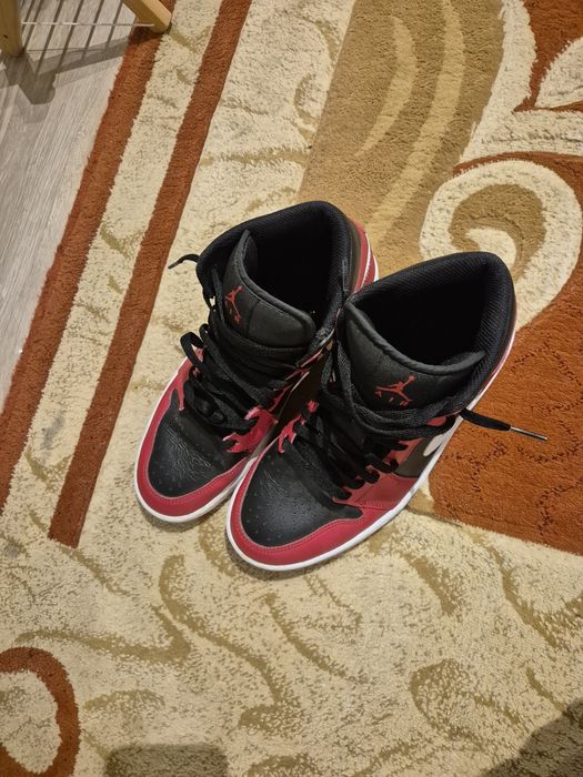 Jordan 1 mid pe rosu