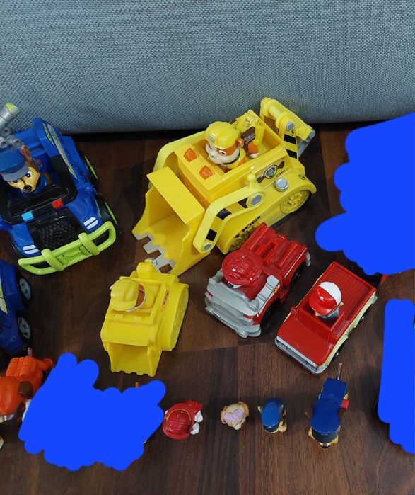 Lot  Paw Patrol Patrula Cățelușilor: autobuz, vehicule și figurine