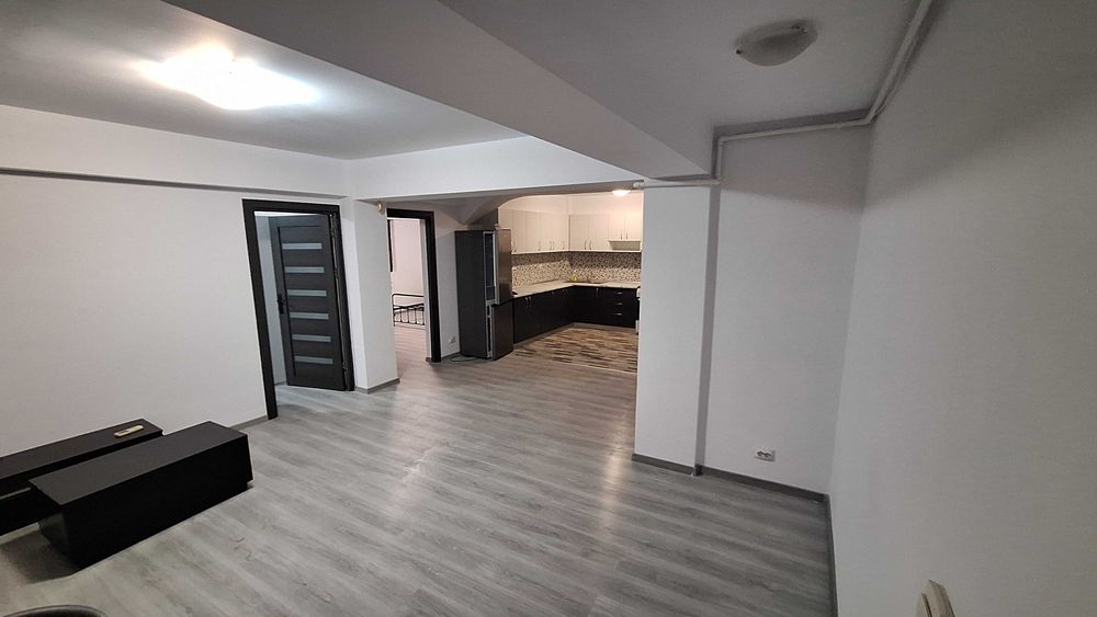 Proprietar, inchiriez  apartament 3 camere in vila