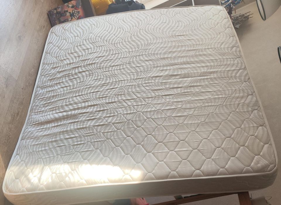 Продам матрас б/у 200х180х20