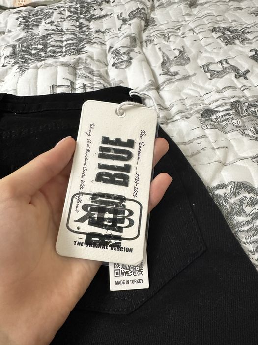 Черные джинсы.