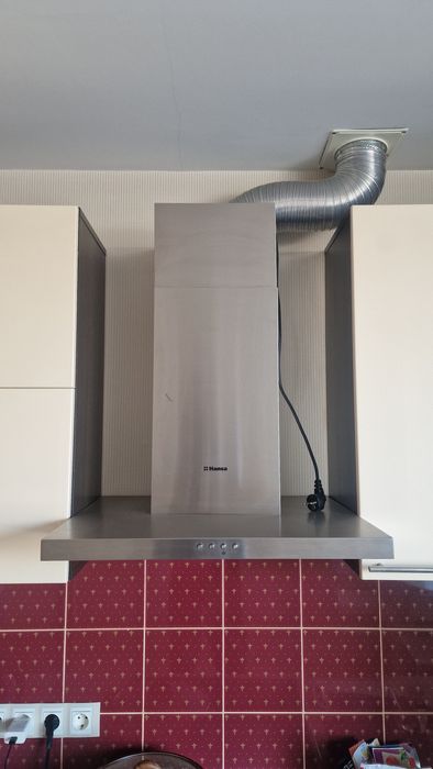 Продам кухонную вытяжку Hansa.
