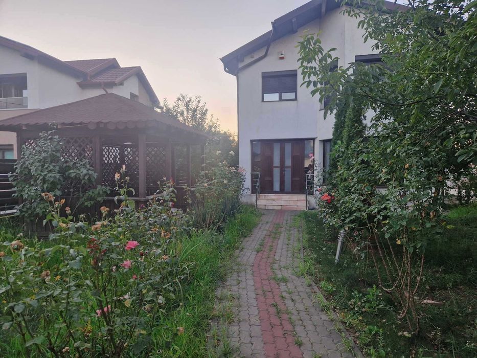 vand casa cu etaj petresti