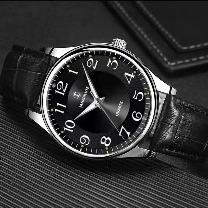 Новый кварцевые часы