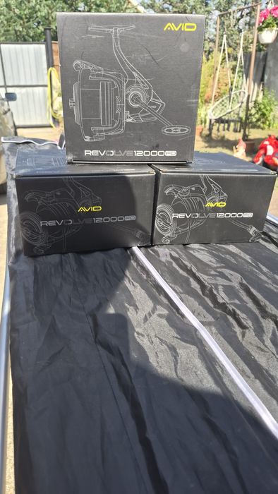 Vând set 3 lansete crap Avid 3,96 m  și 3 mulinete  Avid  Carp Revolve