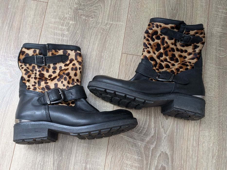 GUESS - Ghete de piele cu par scurt, cu animal print, Negru/Maro scort