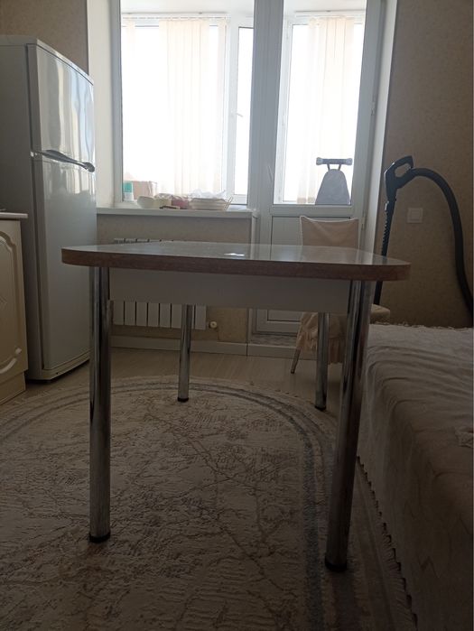 Стол для кухни.