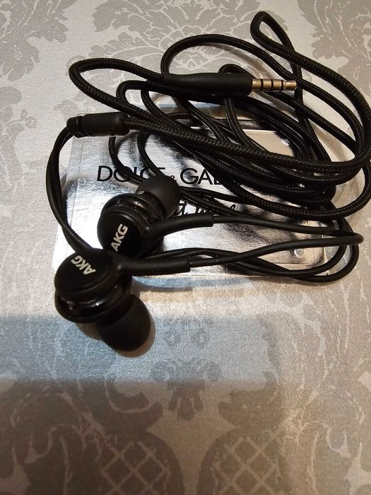 Casti Samsung, AKG, negre, cu mufa jack, pret 40 lei buc, din cutie.
