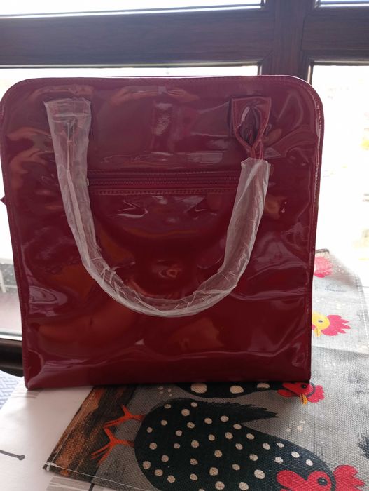 Дамска чанта лак