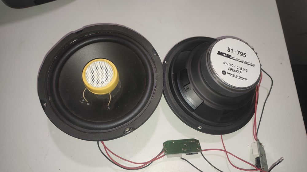 Чифт високоговорители