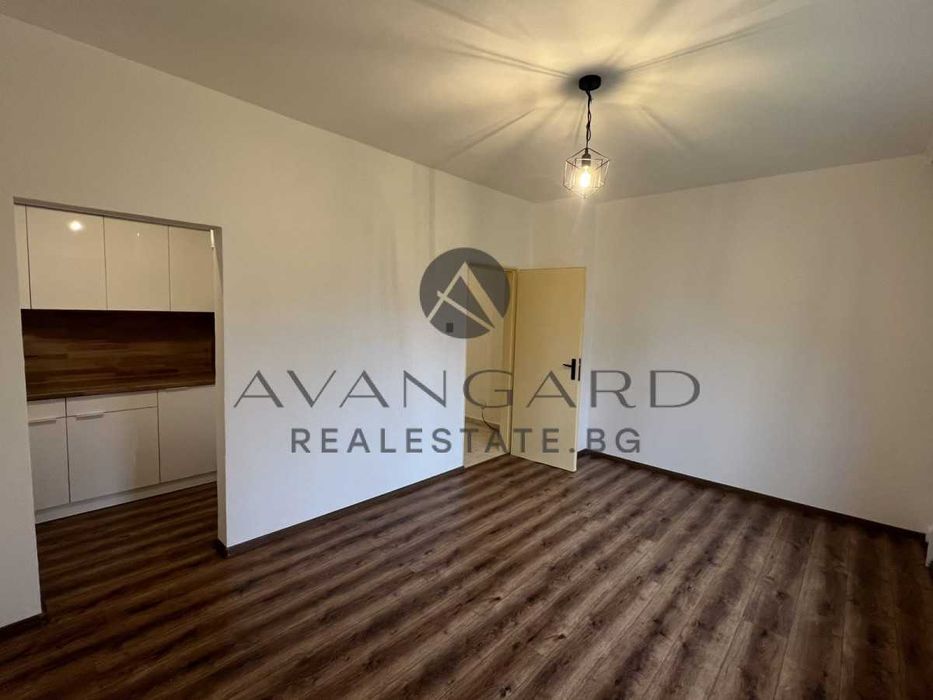 Продава се Тристаен апартамент в Пловдив, Кючук Париж - 80 кв.м за 2185 €/кв.м - Снимка #2