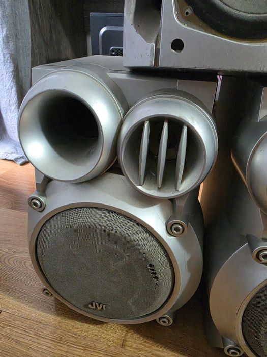 Set boxe JVC si una diferita