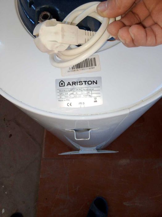 Продаётся-водонагреватель-Аристон-100 л в отличном рабочем состоянии.