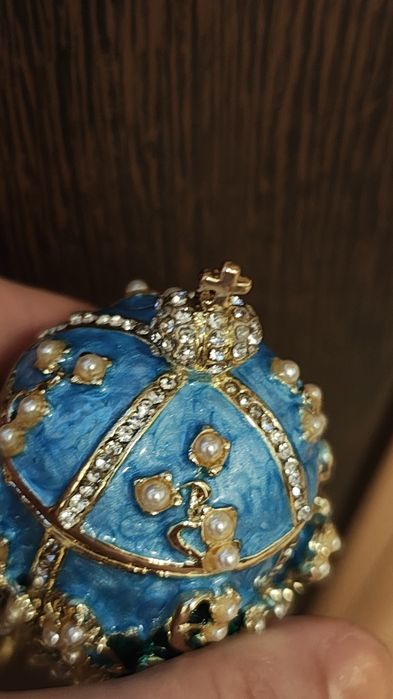 Cutie bijuterii metalica in forma de ou Faberge