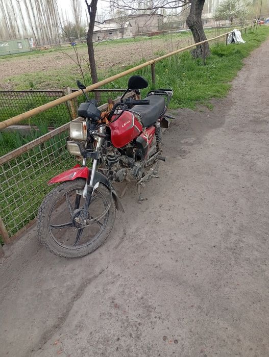 Lifan moto yurib turipti