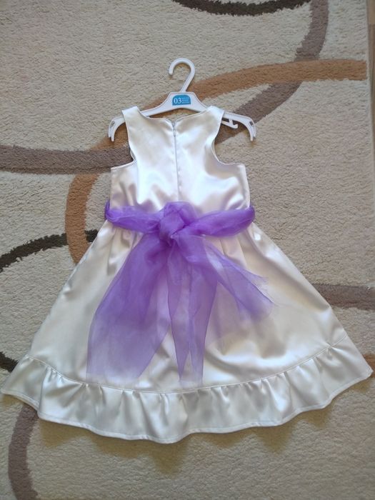 Сатенена шаферска бяла рокля със лилав воал