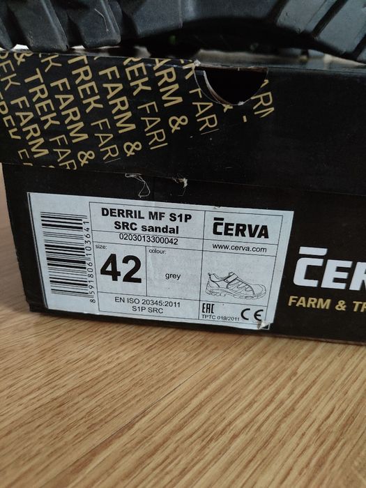 Sandale cu bombeu metalic