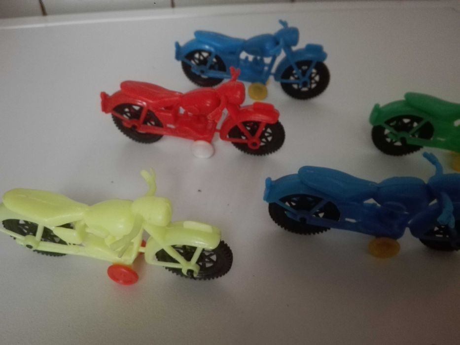 Пластмасови играчки - животни и моторчета.