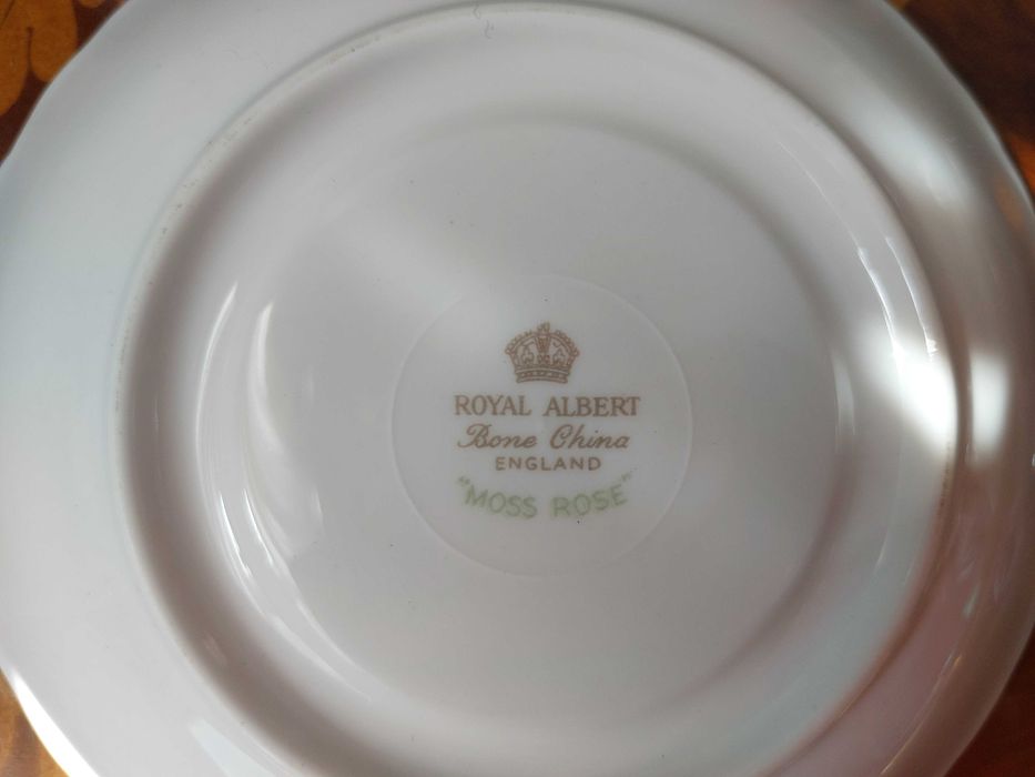 2 trios Royal Albert Moss Rose nefolosite