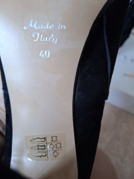 Черни боти на ток