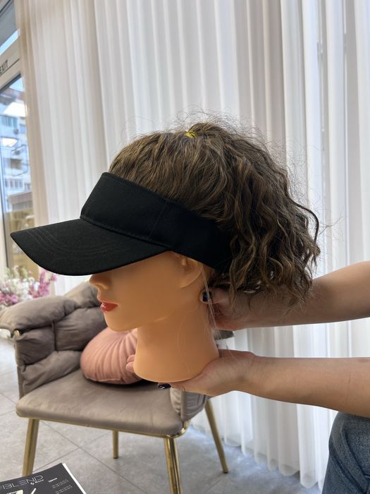 Къдрава перука (естествен косъм) + козирка с опашка