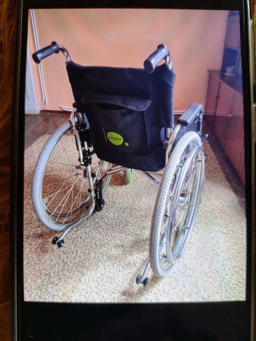 Инвалидна количка с пневматични гуми.