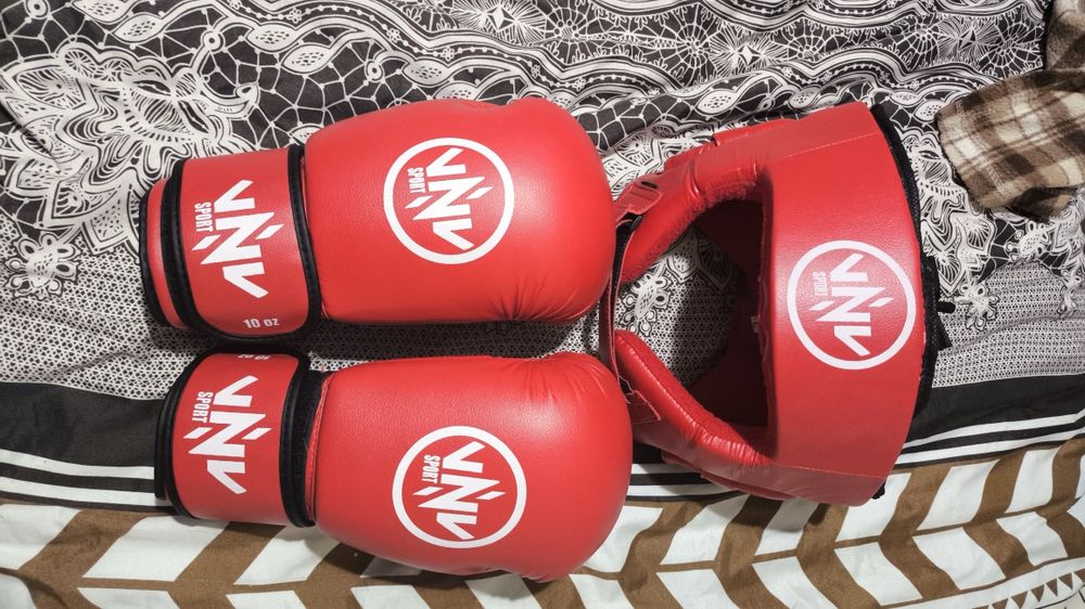 Боксерские перчатки и шлем НОВЫЕ