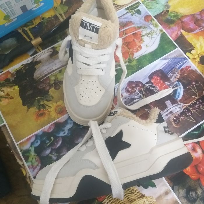 Продам утеплённые кроссовки