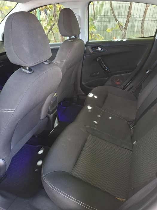 Vând Peugeot 208
